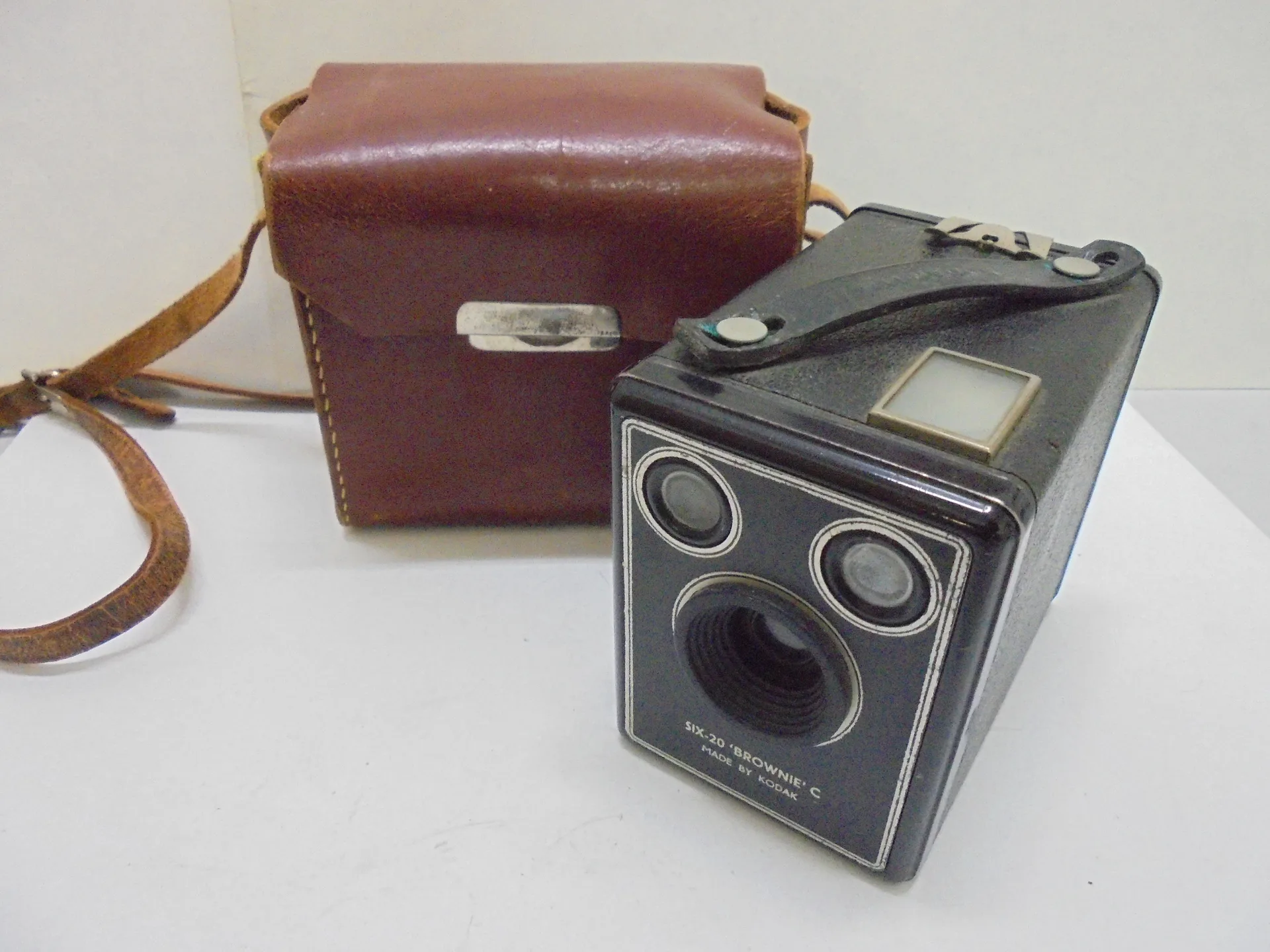 № 8794 Стар фотоапарат kodak six-20 brownie c с кожен калъф